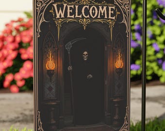 Op de afbeelding: Een zwarte en gouden Halloween-tuinvlag met het woord "WELCOME" bovenaan. De vlag toont een Grim Reaper-figuur met een zeis in een donkere deuropening, geflankeerd door brandende fakkels. De vlag wordt getoond op een zwarte metalen standaard in een tuin.