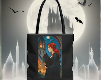 Puede incluir: Bolsa de tela negra con un diseño gótico que presenta a una mujer con cabello rojo sosteniendo un gato negro frente a una iglesia de noche. La luna es visible en el cielo.