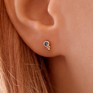 Orecchini a bottone con cristallo blu, orecchini a bottone semplici e femminili in zircone boho placcati in oro 18k, accessorio per orecchie boho minimalista per tutti i giorni