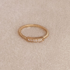 Bague en or élégante et raffinée en zircone