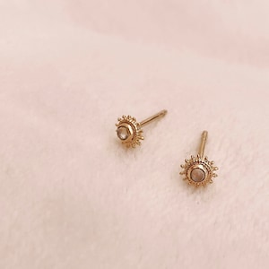 Boho Gold Mondstein Ohrstecker, zierliche Cristal Boho Mondstein Ohrstecker, minimalist Ohrschmuck