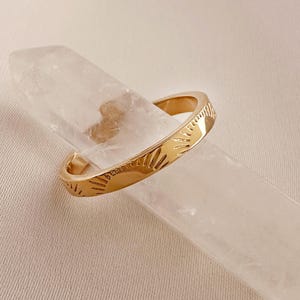 Bague en or gravée coucher de soleil, bague bohème superposable simple tous les jours plaquée or 18 carats, cadeau bague empilable Boho Sunburst pour elle