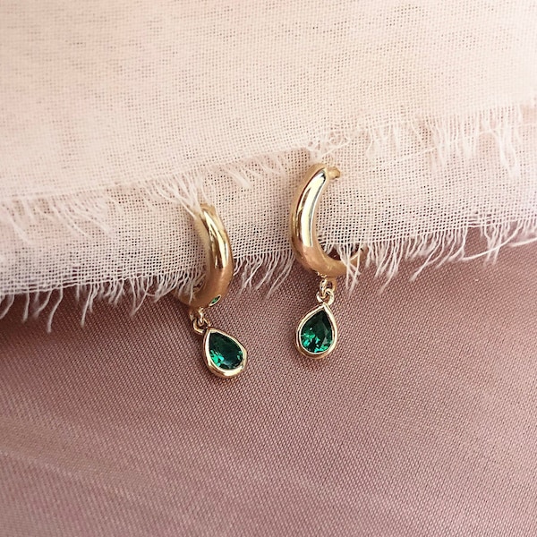 Boucles d’Oreille Créoles avec Goutte Verte en Cristal