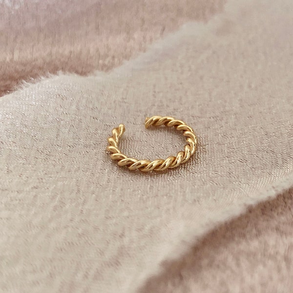 Dainty Gold Twisted Ear Cuff, Non Pierced Ear Hugger, Boho Aztec Simple Faux Piercing Earcuff for Cartilage