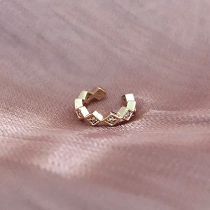 Orecchino a polsino geometrico in oro con zirconi cubici, delicato orecchino non forato placcato in oro 18k, finto piercing minimalista Boho semplice per cartilagine