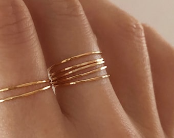 Bague Ultra Fine Martelée à Accumuler, Bague Simple Dorée Minimaliste Texturée