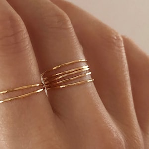 Bague Ultra Fine Martelée à Accumuler, Bague Simple Dorée Minimaliste Texturée image 1