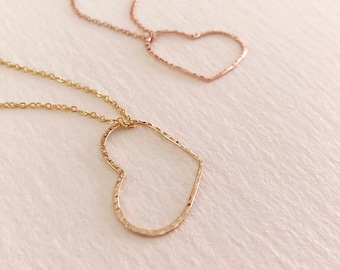 Zwevende hartketting, gehamerde textuur: roségoud of zilver romantische liefde boho gelaagdheid sieraden, eenvoudige minimalistische valentijnskaarten