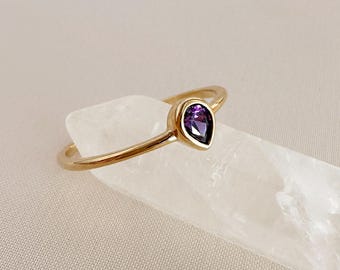 Anillo de oro con delicado cristal morado en forma de lágrima, chapado en oro de 18k, con circonita cúbica en forma de pera. Anillo sencillo, minimalista y bohemio para uso diario. Un regalo elegante y femenino para ella.