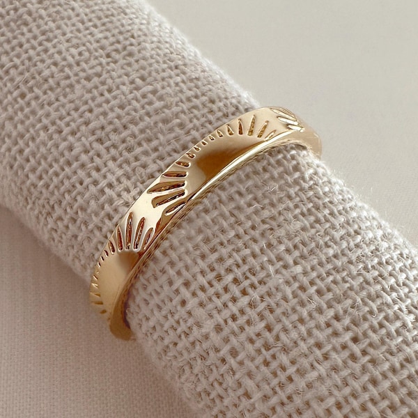 Bague en or gravée coucher de soleil, bague bohème superposable simple tous les jours plaquée or 18 carats, cadeau bague empilable Boho Sunburst pour elle