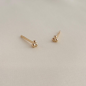 Delicati orecchini a perno in oro, piccoli orecchini boho a triplo punto, placcati in oro 18 carati, resistenti all'acqua, semplici gioielli per tutti i giorni