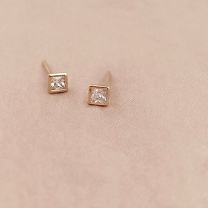 Puces d'oreilles carrées en or CZ, simples puces d'oreilles géométriques bohèmes en zircone, accessoire d'oreille losange minimaliste de tous les jours