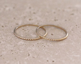 Extra tunn, elegant guldfärgad texturerad ring, stapelbar, elegant minimalistisk armband, enkel stapelbar present till henne varje dag