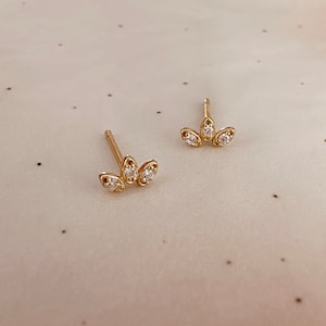 Élégantes petites boucles d'oreilles en or CZ, boucles d'oreilles délicates bohèmes triangulaires en zircone, accessoire d'oreille bohème minimaliste