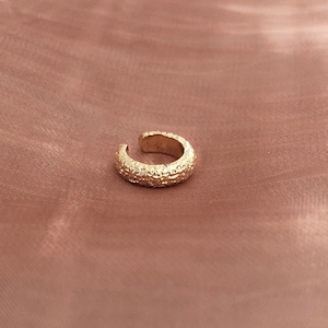 Bijou d'oreille épais texturé doré, protège-oreilles non percés, bijou d'oreille faux piercing bohème simple pour cartilage