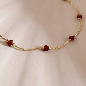 Minimalistische granaatarmband, goud roodbruine edelsteen kralenkettingarmband, 24-karaats vergulde elegante geboortesteen januari sieraden cadeau