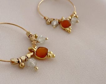 Pendientes de aro con dije de cornalina dorada, pendientes de aro con piedra preciosa naranja, accesorio bohemio chapado en oro de 24k con piedra natal de julio.