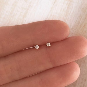Petits clous d'oreilles en or CZ, boucles d'oreilles simples en plaqué or 18 carats bohèmes et zircons cubiques, cadeau accessoire d'oreille minimaliste scintillant de tous les jours en cristal blanc pour elle