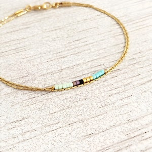 Minimalistisches zartes Goldarmband mit Mint- und Türkisperlen, dünnes winziges zierliches Perlenarmband, mehrfarbiges Boho Freundschaftsarmband