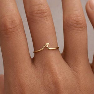 Zierlicher Gold Wellenring, gehämmert Einfache zarte Ring für Ozean-Liebhaber, Sommer Meer Minimalist Alltag Band 24k vergoldet Stapeln Schmuck