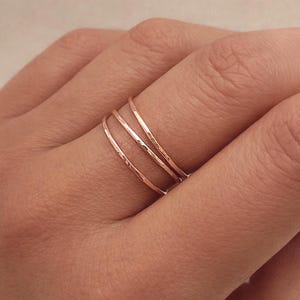 Dunne sierlijke roségouden gehamerde ring, 24-karaats vergulde stapelbare eenvoudige delicate ring voor haar, minimalistische alledaagse ring