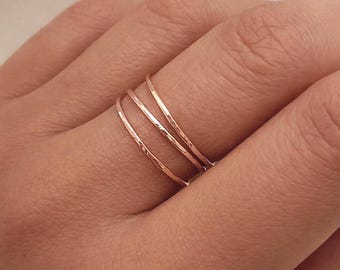 Anello sottile e delicato in oro rosa martellato, anello semplice e delicato impilabile placcato in oro 24k per lei, anello minimalista per tutti i giorni