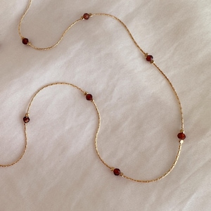 Delicata collana in granato dorato, catena sottile con perline dorate e pietre preziose rosso vino, elegante regalo di gioielli boho con pietra portafortuna di gennaio per lei