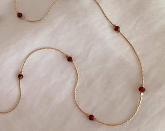 Delicado collar de granate dorado, fina cadena de cuentas doradas con cuentas de piedras preciosas color rojo vino, piedra natal de enero, elegante joya bohemia, regalo para ella