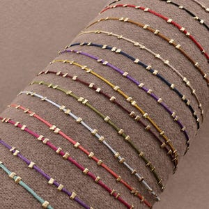 Pulsera minimalista y delicada, con cordón ajustable en azul, morado, verde y rojo, estilo boho, con hilo dorado. Un bonito regalo de joyería de la suerte para ella, ideal para el verano y la amistad.