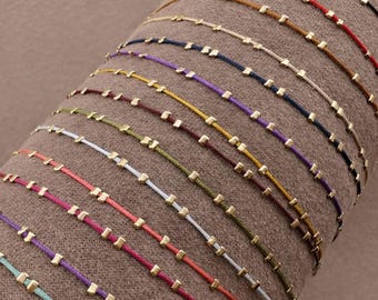 Pulsera minimalista y delicada, con cordón ajustable en azul, morado, verde y rojo, estilo boho, con hilo dorado. Un bonito regalo de joyería de la suerte para ella, ideal para el verano y la amistad.