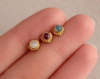 Pendientes Boho con piedras preciosas, pendientes redondos de oro estilo Boho con piedra lunar, labradorita o rubí.