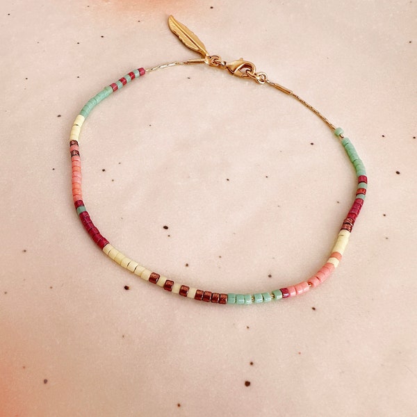 Dainty Boho Multicolor Gold Bracelet with Feather Charm, Minimalist Beaded Colorful Cute Summer Friendship Bracelet Gift for Her