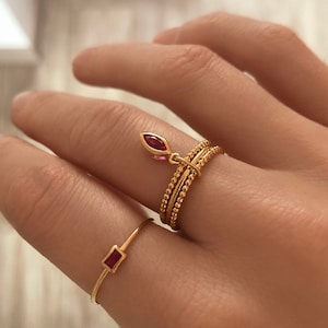 Bague à breloques en or CZ, triple breloque bohème élégante bague trio de cristaux rose fuchsia ou violet, plaqué or 24 carats cadeau minimaliste de tous les jours pour elle