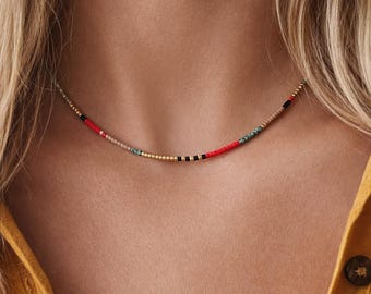 Delicado collar de cuentas multicolor, cadena minimalista bohemia de capas en turquesa, rojo y oro, joyería colorida para festivales de verano.