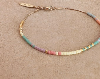 Pulsera bohemia minimalista y delicada de oro con dije de pluma, pulsera de la amistad multicolor con cuentas chapada en oro de 24k, ideal para el verano.