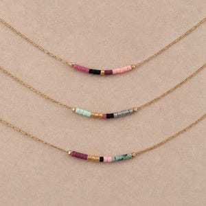 Elegant minimalistiskt boho-halsband i guld med små pärlor, 24k guldpläterad delikat tunn kort lagerpärlkedja, vardagssmycke som present