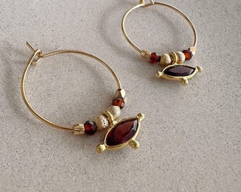 Aros con dije de granate, pendientes de aro con gema roja dorada, accesorio bohemio con gema de nacimiento de enero