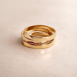Bague fine en or martelé délicate, empilable, bague fine simple et délicate, cadeau à empiler tous les jours minimaliste texturé pour elle