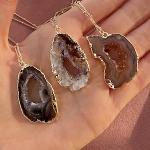 Collier tranche de géode en agate dorée, collier de pierres précieuses en cristal bohème, plaque de druzy naturelle sur chaîne, cadeau de gemme organique pour elle