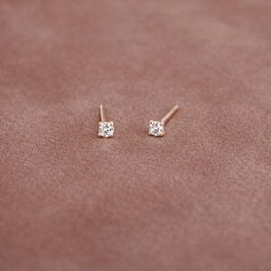 Petits clous d'oreilles en or CZ, boucles d'oreilles simples en plaqué or 18 carats Boho zircone, cadeau accessoire d'oreille minimaliste scintillant de tous les jours en cristal blanc pour elle