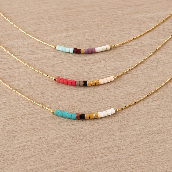 Minimalistiskt guldfärgat, delikat bohohalsband med små pärlor, tunt lager av pärlhalsband, färgglada och enkla vardagssmycken, present till henne