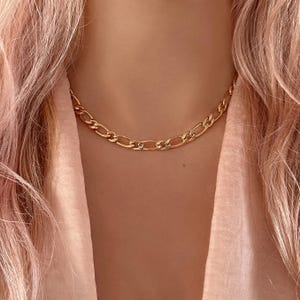 Colar com corrente Figaro dourada, colar com camadas de corrente grossa banhado a ouro 18k, colar elegante e simples de corrente curta para o dia a dia
