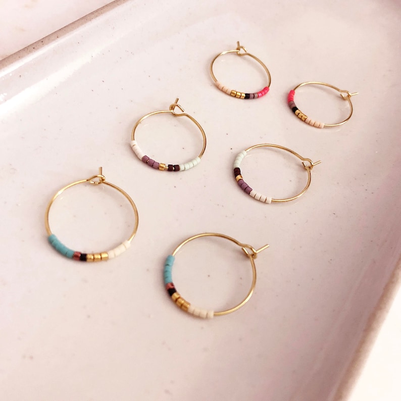 Minimalist Gold Multicolor Hoop Earrings, Elegant Dainty Gift for Her, Delicate Beaded Thin Earrings, Boho Minimal Gold Hoops afbeelding 1
