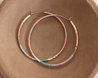 Pendientes de aro dorados multicolor pastel con cuentas, estilo bohemio minimalista y delicado, ideales como regalo. Pendientes de alambre con cuentas de colores.
