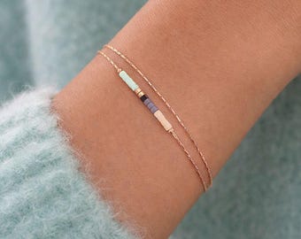 Pulsera delicada de oro rosa con pequeñas cuentas, chapada en oro de 24k. Joyería minimalista, delicada y colorida con doble cadena multicolor para apilar.