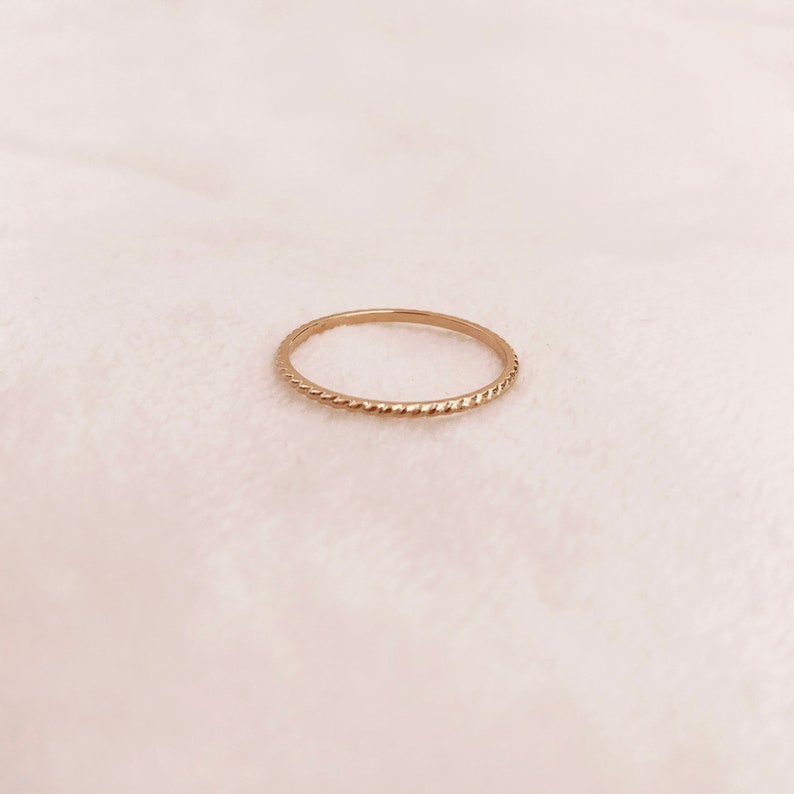 Bague Fine Rainurée Dorée, Bague Délicate Classique Minimaliste à Accumuler, Cadeau pour Elle image 3