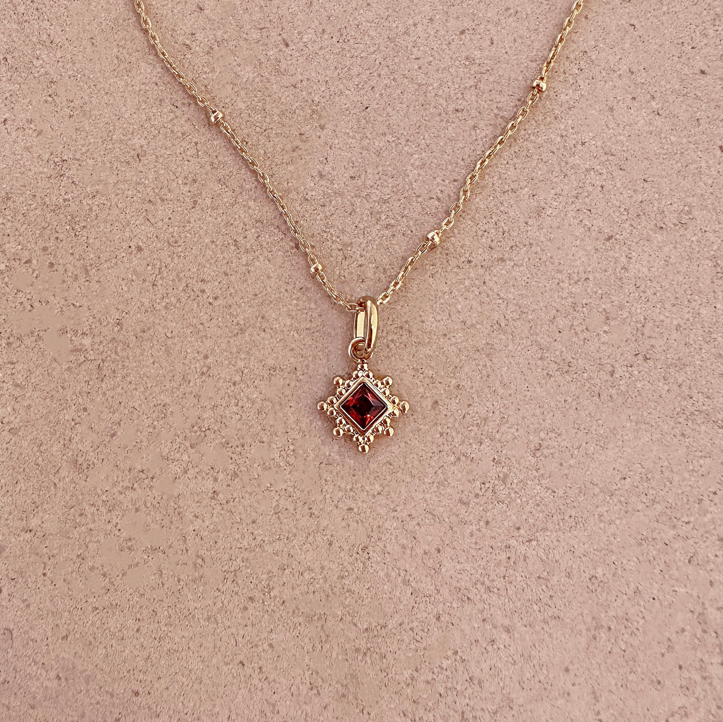 レッドボヘミアンゴールドチャームネックレス、CZボヘミアンクリスタル