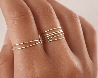 Bague fine et fine martelée en or, bague superposable simple délicate plaquée or 24 carats pour elle, anneau texturé minimaliste à empiler pour tous les jours