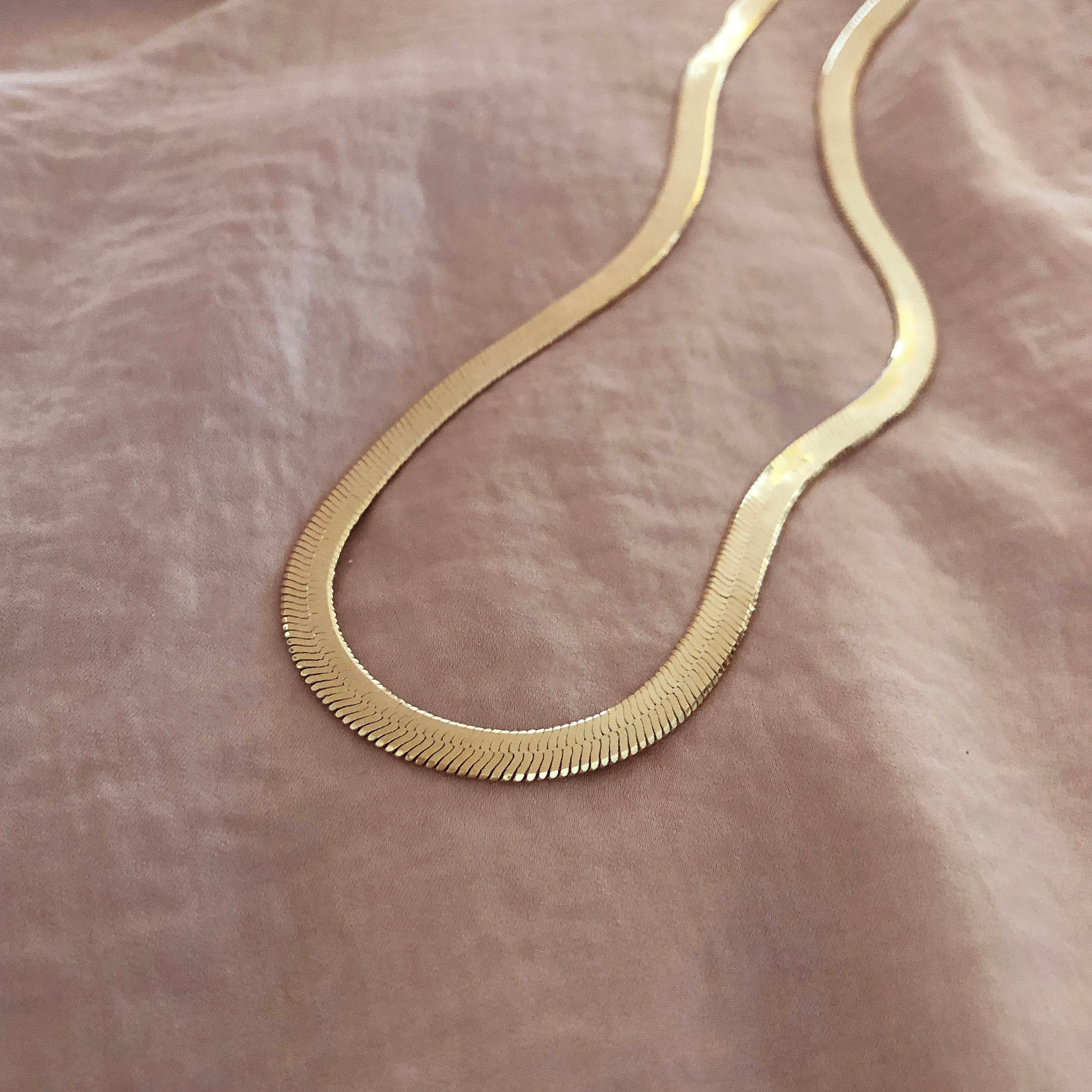 Flat necklace gold new arrivals