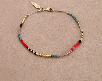 Delicada pulsera bohemia multicolor dorada con dije de pluma, pulsera minimalista de cuentas coloridas para la amistad, regalo de verano para ella.